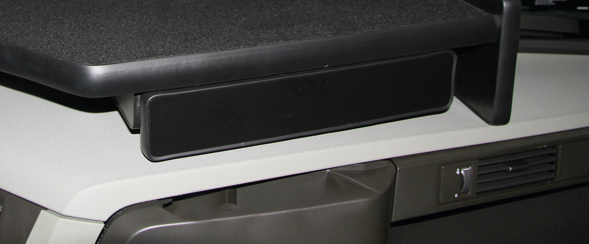 Tavolino con cassetto per cruscotto - Centrale - compatibile per Volvo FH Serie 4 (09/12>05/21) - Volvo FH Serie 5 (06/21>) no monitor su cruscotto