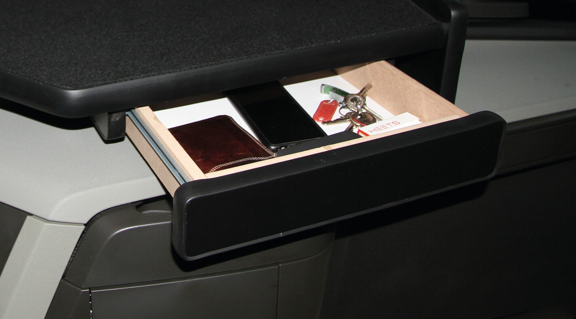 Tavolino con cassetto per cruscotto - Centrale - compatibile per Volvo FH Serie 4 (09/12>05/21) - Volvo FH Serie 5 (06/21>) no monitor su cruscotto