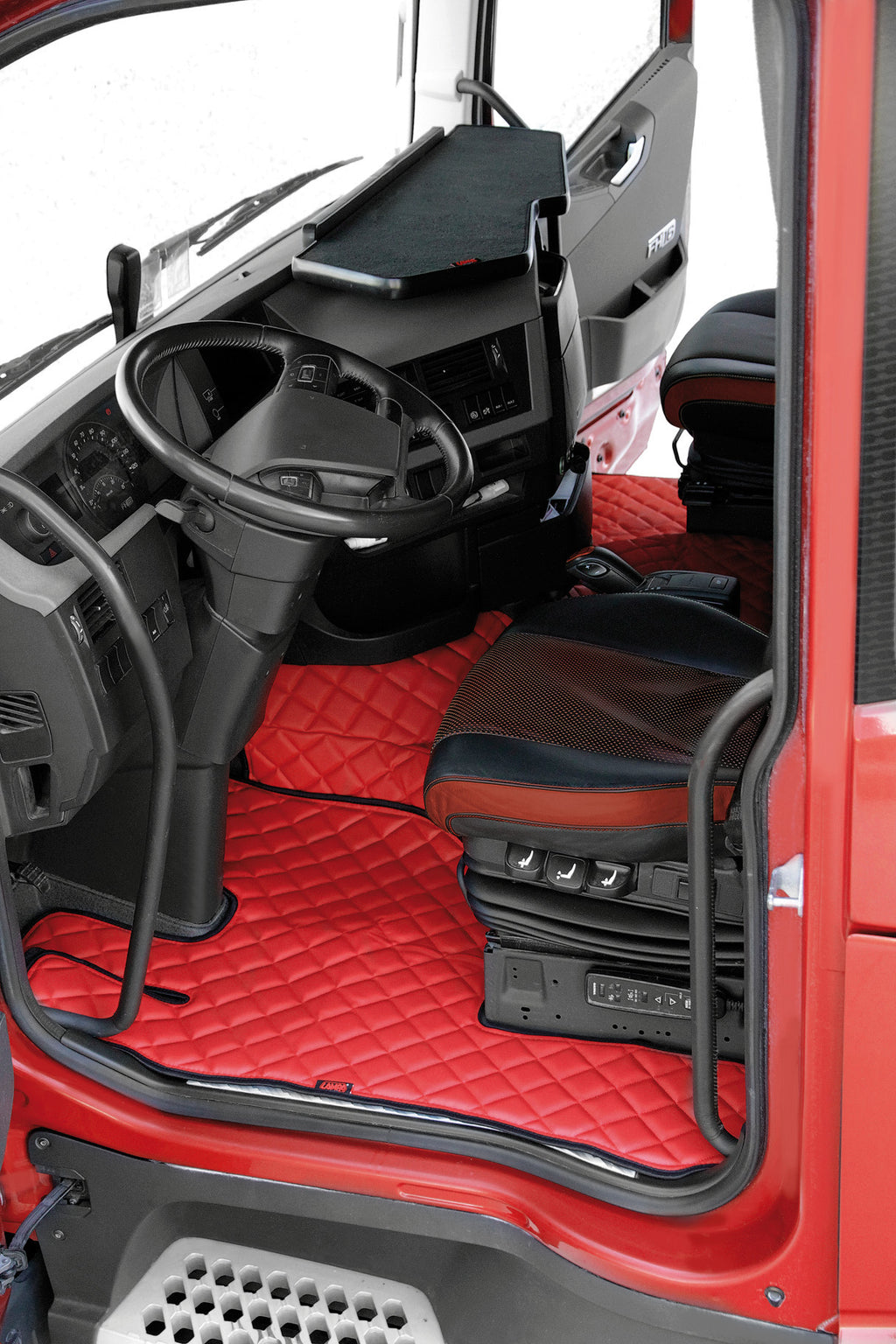 Coppia tappeti in Skeentex - Rosso - compatibile per Volvo FH Serie 4 (09/12>05/21) - Volvo FH Serie 5 (06/21>) - Volvo FH Aero (01/24>) automatico