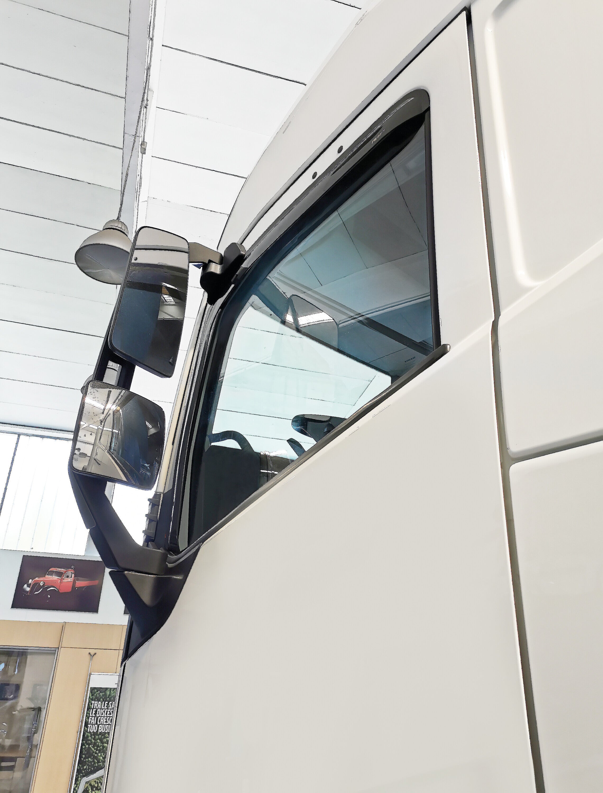 Set deflettori aria in policarbonato - compatibile per Volvo FH Aero (01/24>) con specchi retrovisori - Volvo FH Serie 4 (09/12>05/21) - Volvo FH Serie 5 (06/21>) - Volvo FM (03/13>10/21) - Volvo FMX (04/13>)