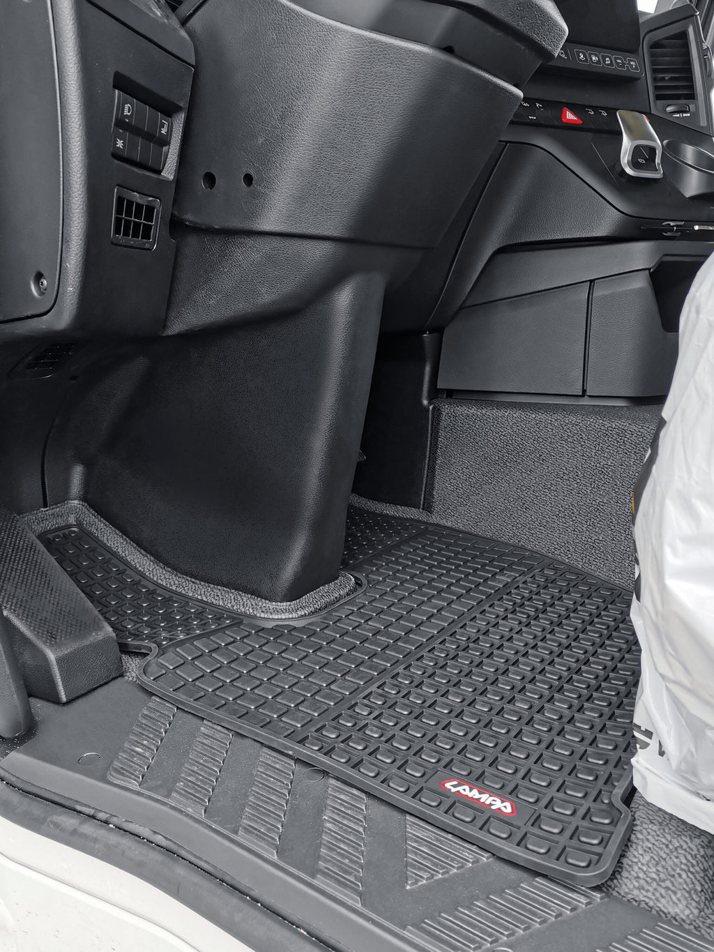 Coppia tappeti su misura in Eco Gomma - compatibile per Mercedes Actros MP4 (09/11>09/19) - Mercedes Antos (09/12>) - Mercedes Actros MP5 (10/19>) - Mercedes Actros MP5 L (11/21>) - Mercedes Actros L ProCabin (12/24>)