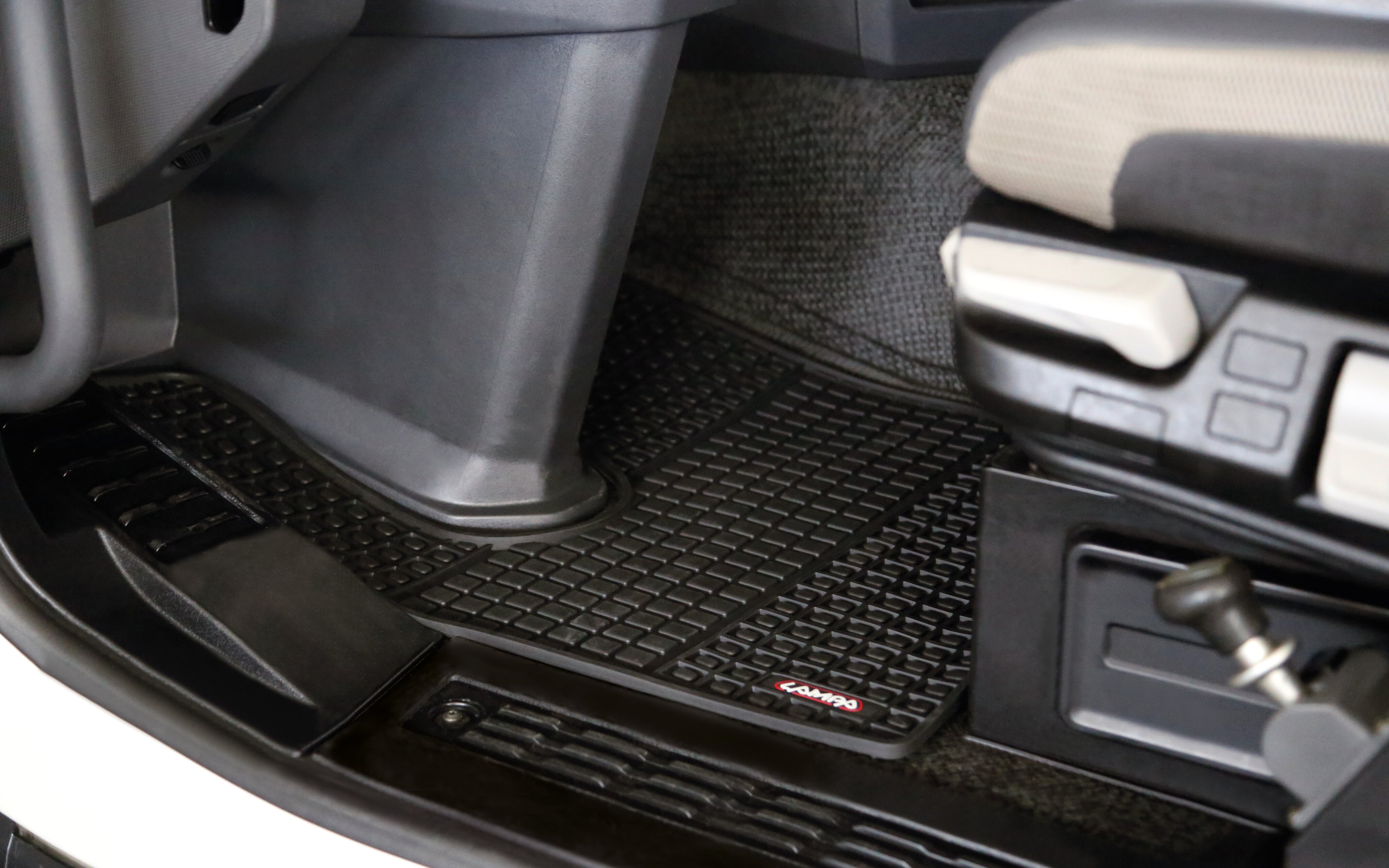 Coppia tappeti su misura in Eco Gomma - compatibile per Renault K (06/13>12/21) - Renault T (06/13>12/21) - Renault C (06/13>) cabina 2,5m - Renault K (01/22>) - Renault T (01/22>)