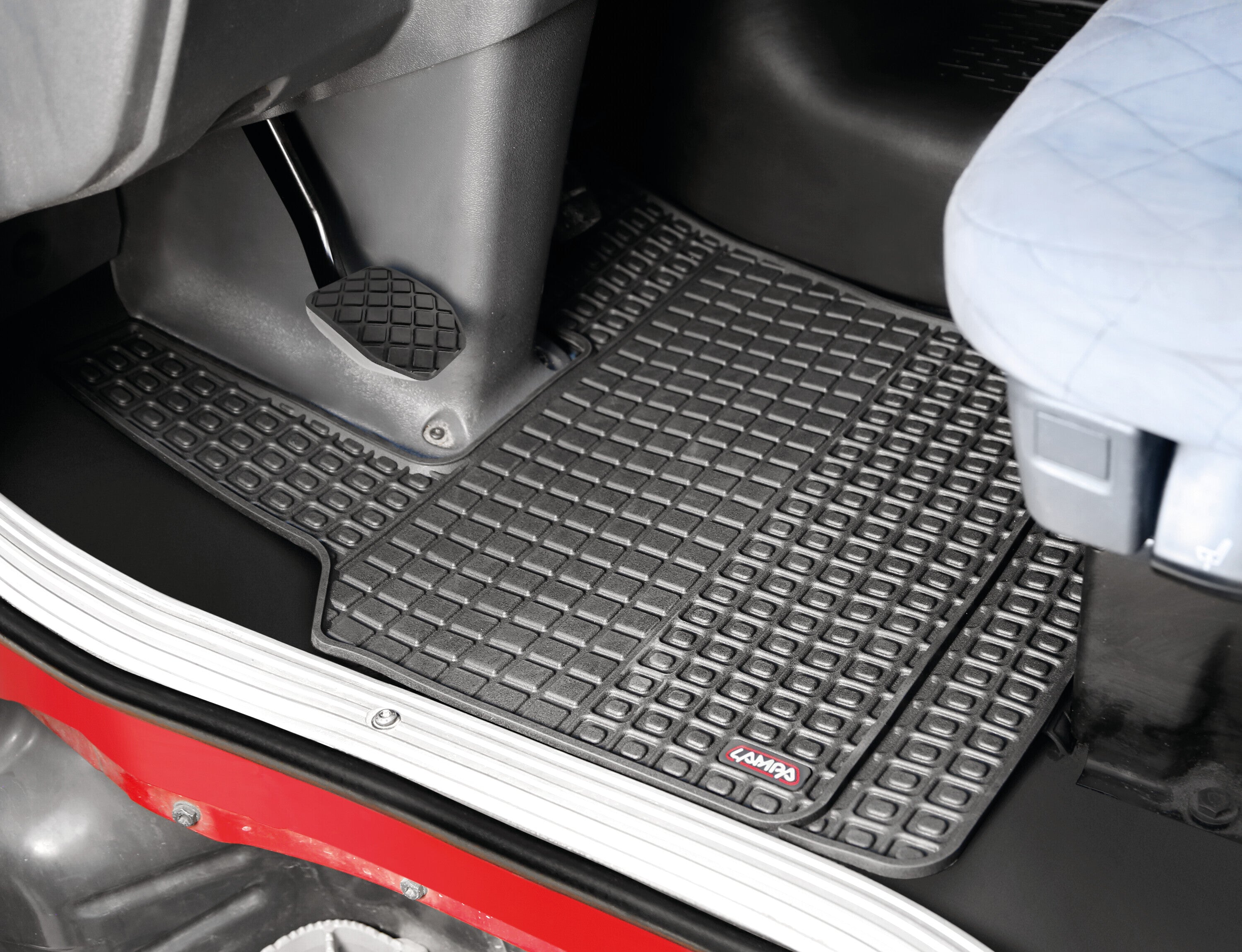 Coppia tappeti su misura in Eco Gomma - compatibile per Scania G Serie 5 (03/04>08/09) - Scania G Serie 6 (09/09>08/13) - Scania G Serie 6 - Streamline (09/13>12/17) - Scania L Serie 4 (02/95>09/04) - Scania P Serie 5 (09/04>11/11) - Scania P Serie 6 (...