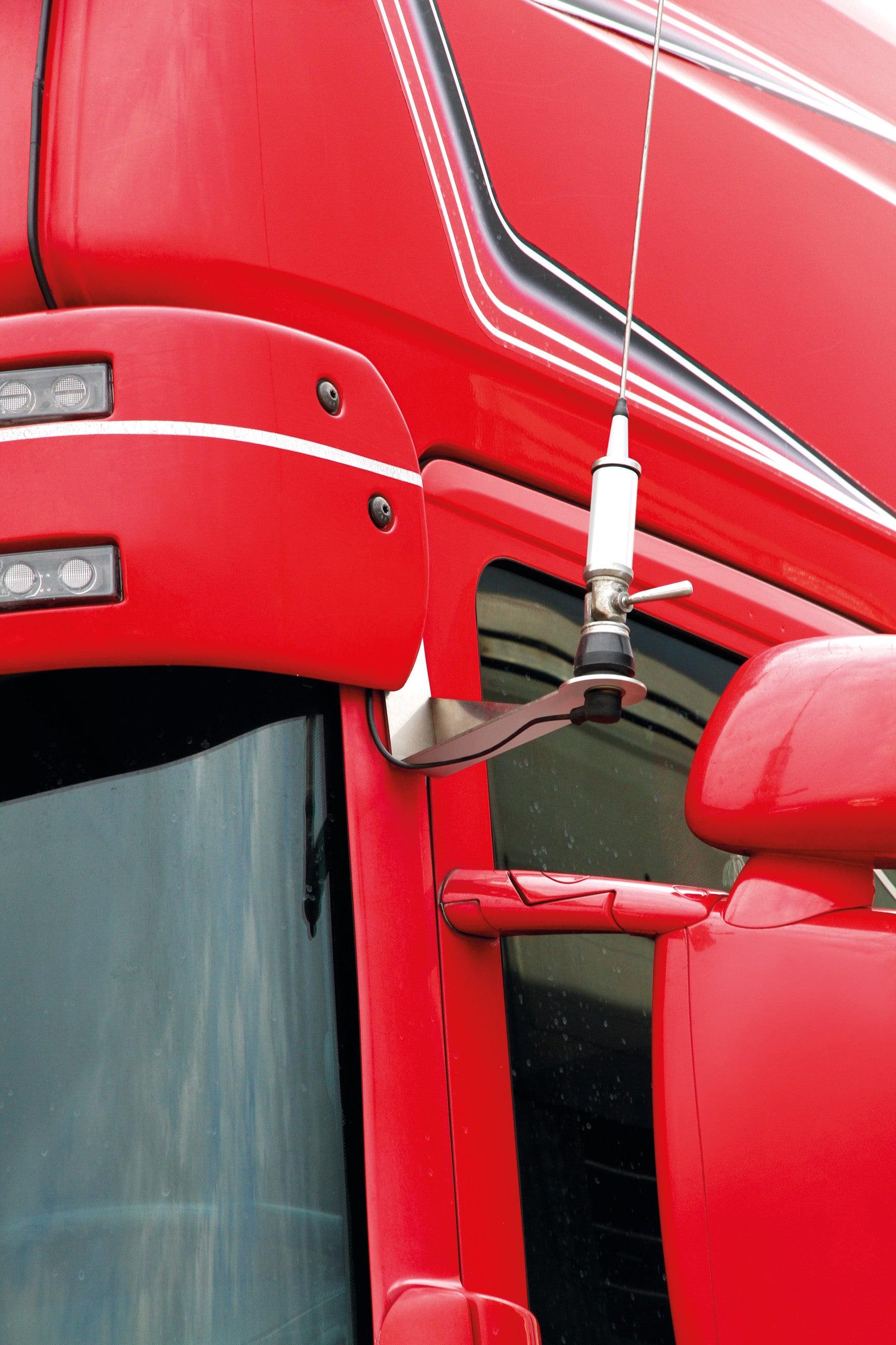 Staffa per antenna CB - Attacco su visiera parasole - compatibile per Scania R Serie 5 (03/04>08/09) - Scania R Serie 6 (09/09>08/13) - Scania R Serie 6 - Streamline (09/13>12/17)